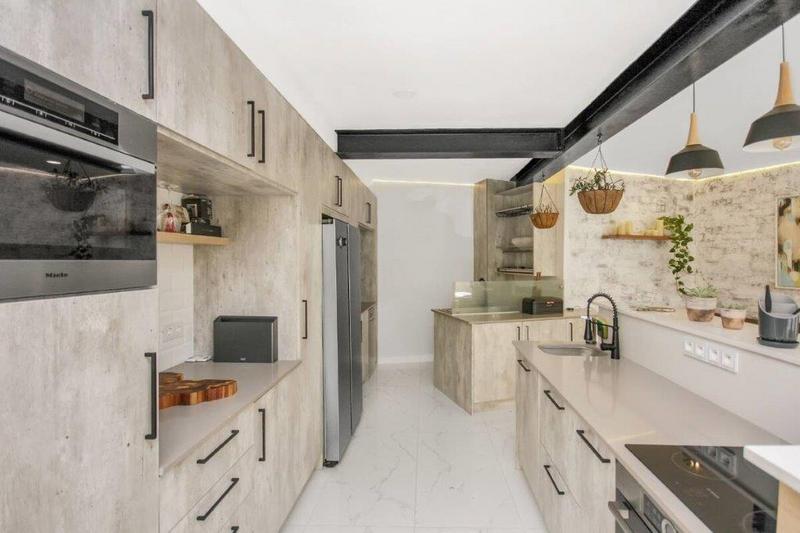 To Let 6 Bedroom Property for Rent in Bantry Bay Western Cape
